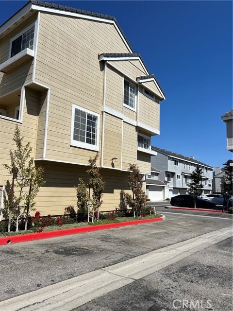 Building Photo - 2800 Plaza del Amo