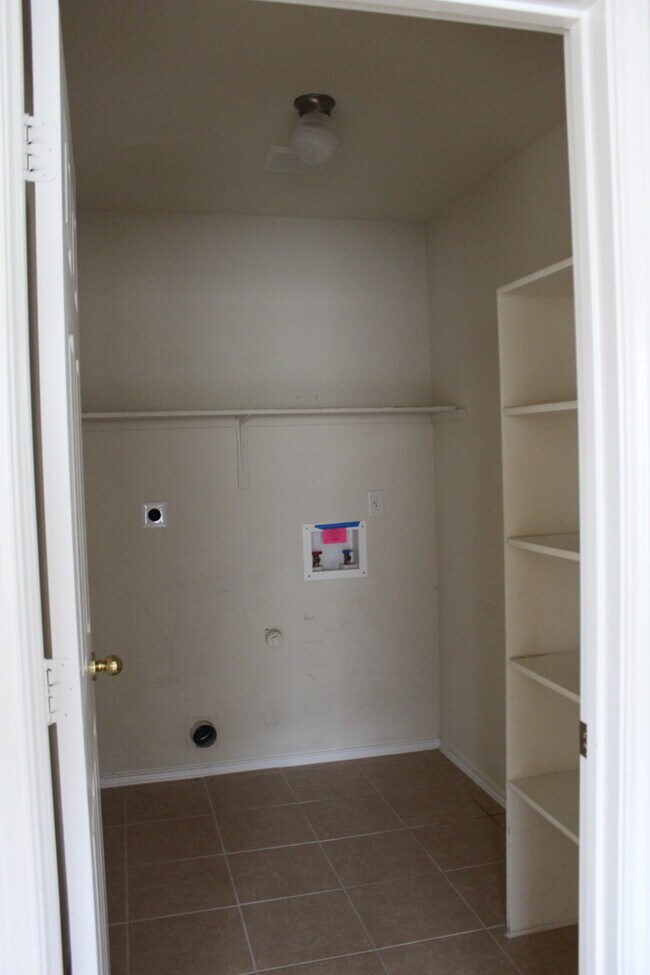 Building Photo - 3 bedroom, 2 bath house
