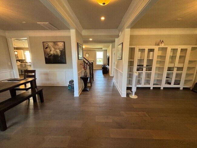 Building Photo - Stunning 5 Bed/4 Bath Home - Water View - ...