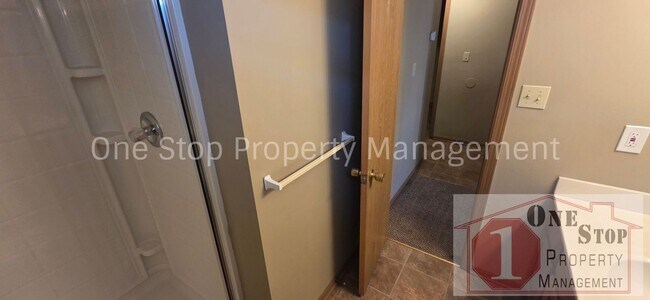 Building Photo - 3 Bedroom 2 Bathroom Duplex with 1 car garage in KCMO