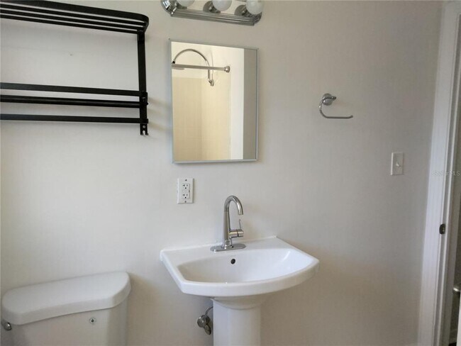 Building Photo - 351 Davenport Ave NE