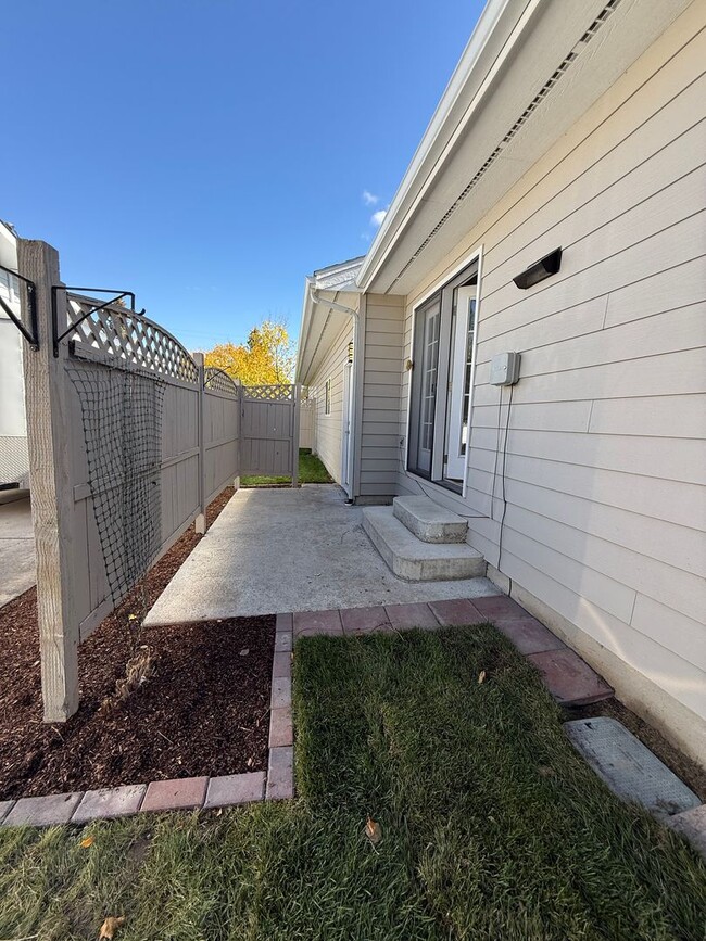 Building Photo - 1421 7th Ave W