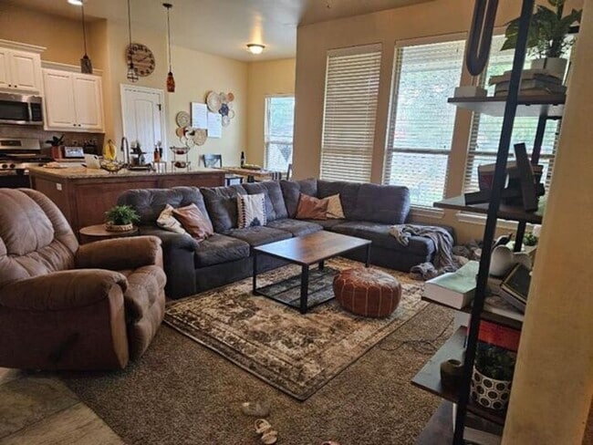 Building Photo - For Lease - Comfortable and Convenient Living