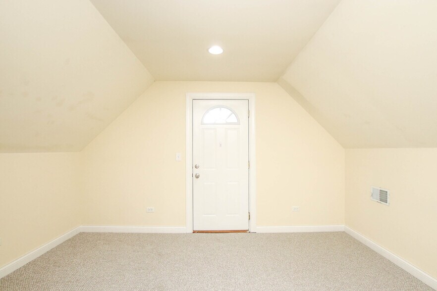 Building Photo - 2707 N Ridgeway Ave