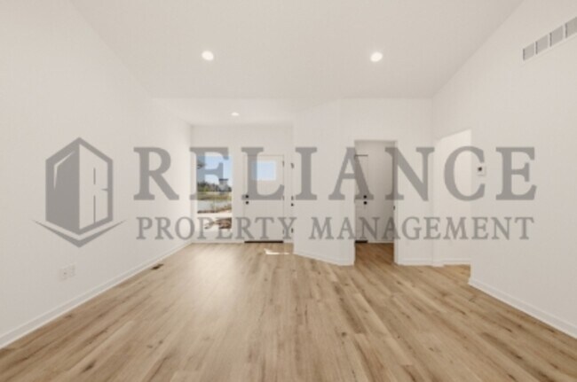Building Photo - 5301 N Pinecrest Ct