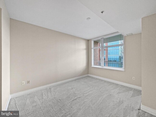 Building Photo - 8220 Crestwood Heights Dr