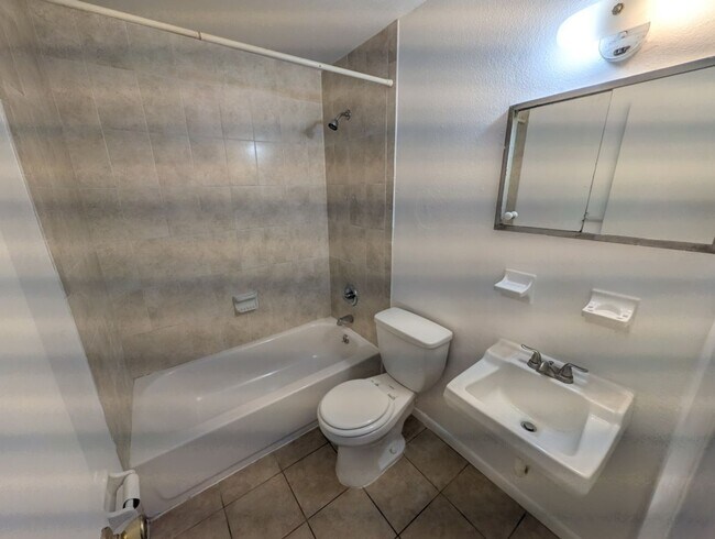 Building Photo - 140 Minna Ln