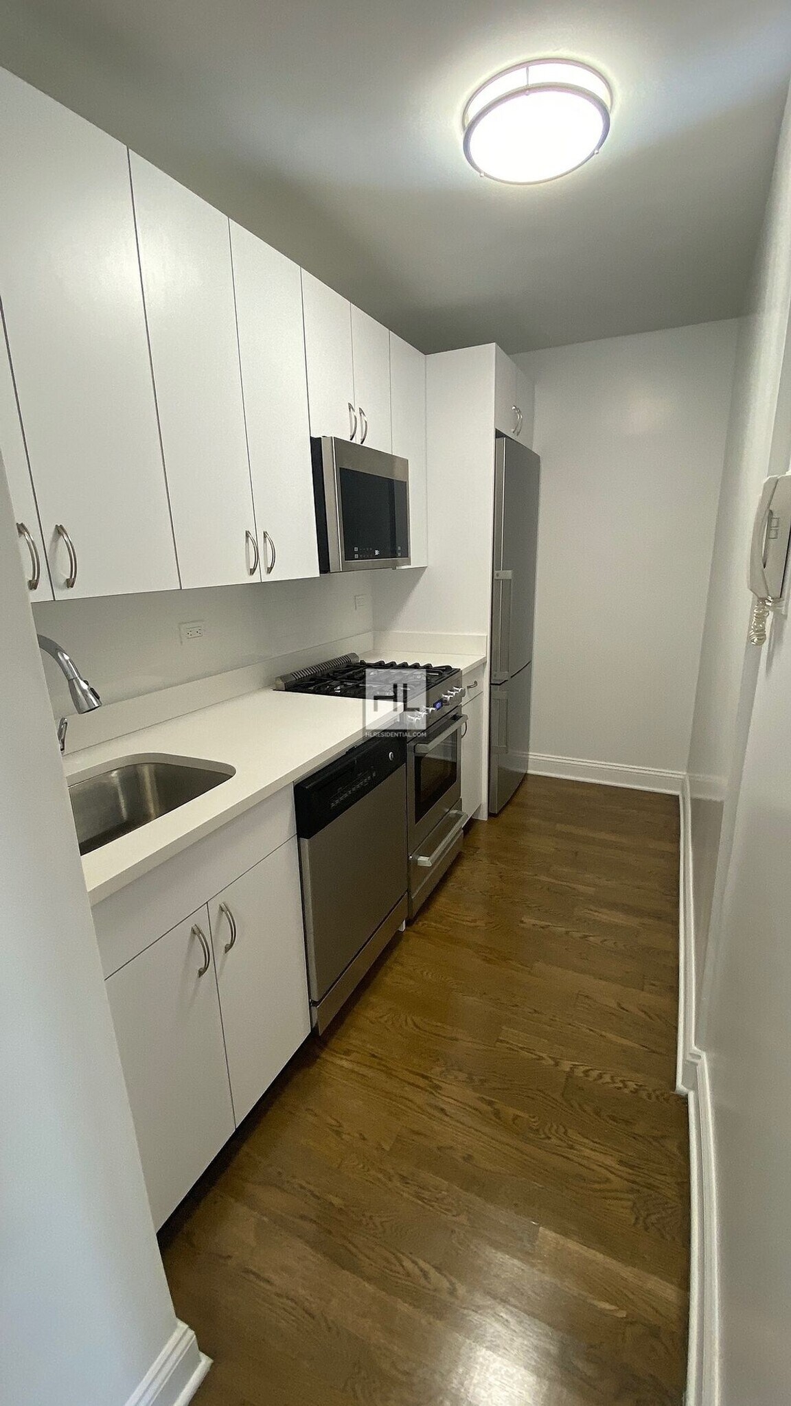 Building Photo - 5 AVENUE