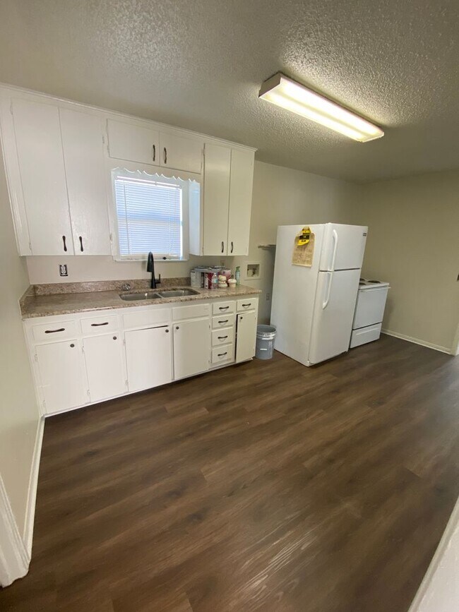 Building Photo - Charming newly renovated 3 bedroom 2 bath home