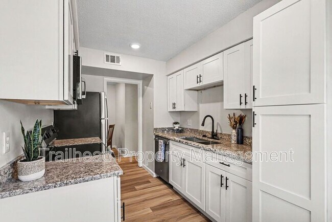 Building Photo - 8455 Robinson St