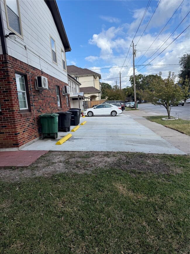 Building Photo - 1604 W Alabama St