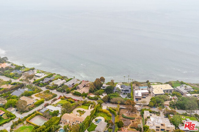 Building Photo - 7122 Dume Dr