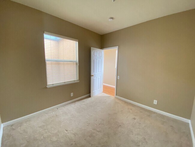 Building Photo - Low Deposit W/ Garage Parking & In Unit Laundry!