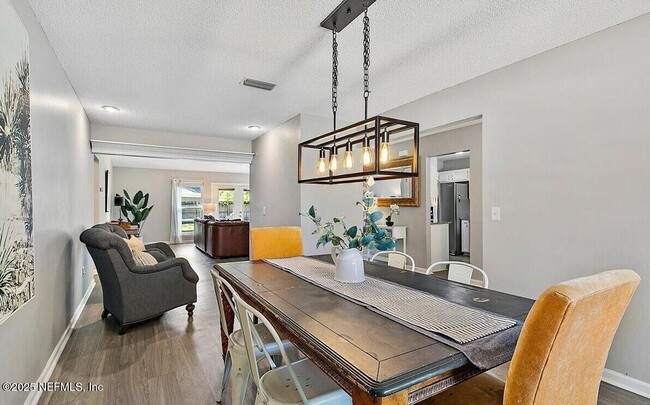Building Photo - 4766 Dovetail Dr