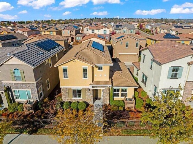 Building Photo - Beautiful Solar 3/2 located in Roseville! ...