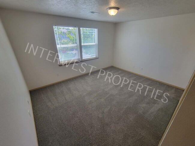 Building Photo - *1ST MONTH'S RENT FREE PROMO* 4 Bedroom Home Near Brentwood Park w/Garage, Fenced Yard & Gas Fire...