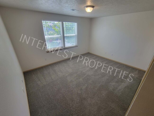 Building Photo - *HOLIDAY PROMO*1ST MONTH'S RENT FREE* 4 Bedroom Home Near Brentwood Park w/Garage, Fenced Yard & ...