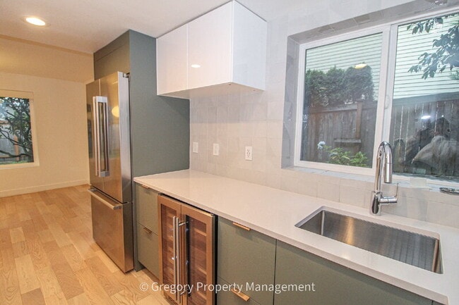 Building Photo - 604 9th Ave