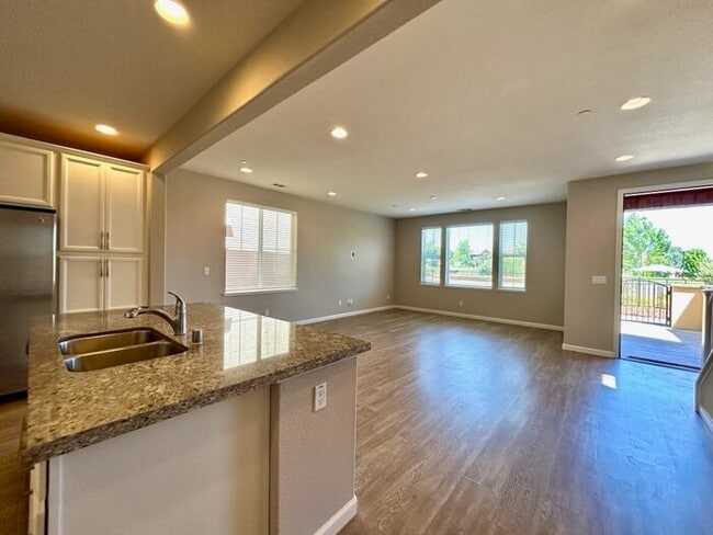 Building Photo - Beautiful 3 Bedroom 2.5 Bathroom in Gated ...
