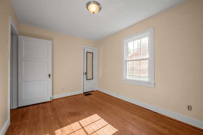 Building Photo - 494 Bob O Link Dr