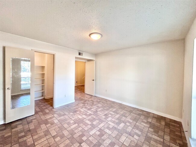 Building Photo - 8201 Richmond Ave.