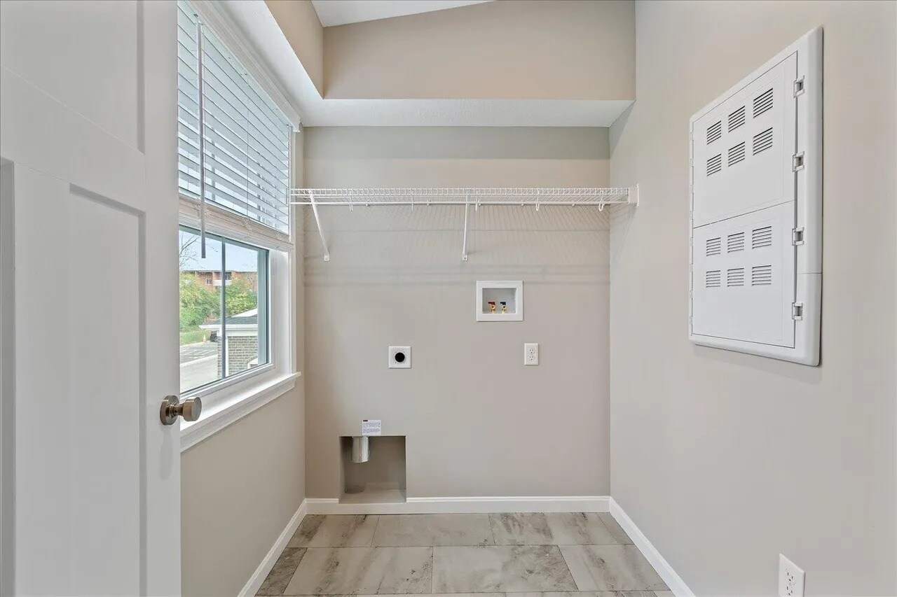 Building Photo - 610 Foxhill Dr