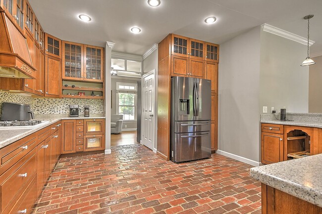 Building Photo - 9 Wayland Ct