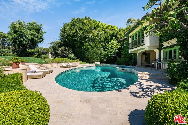Building Photo - 1550 Amalfi Dr