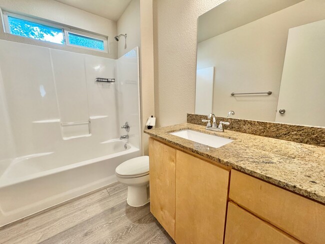Building Photo - Updated 4 Bed 2.5 Bath Home - Close to TWU!