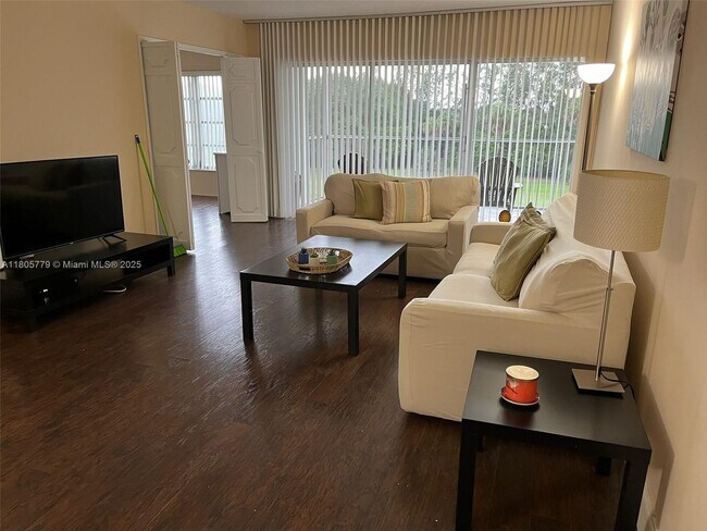 Building Photo - 3150 N Palm Aire Dr