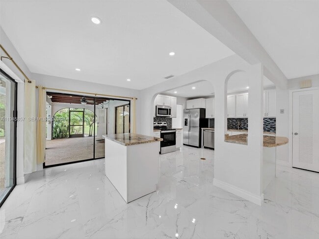 Building Photo - 10251 NW 39th Ct