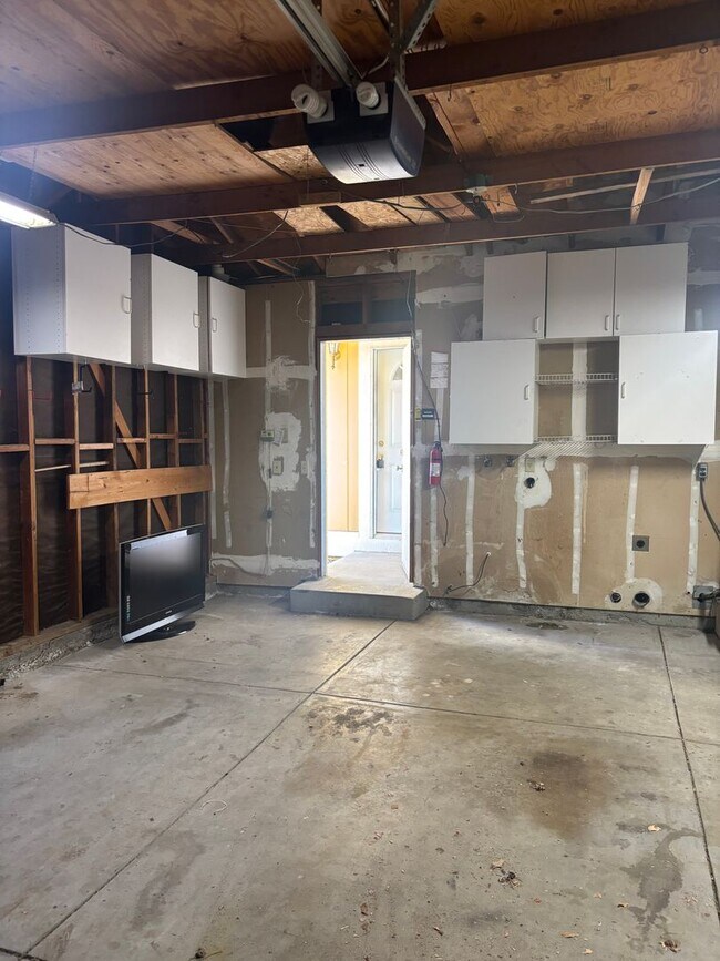 Building Photo - Charming Two-Bedroom, Two-Bath Duet in Pri...