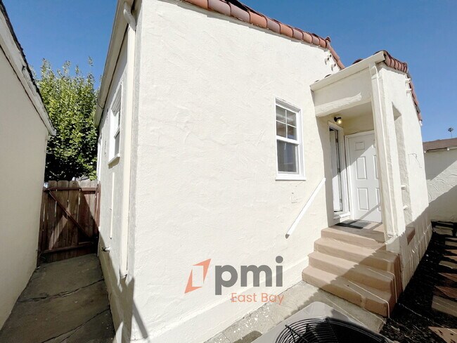 Building Photo - Inviting 2BD Craftsman Bungalow w/ New HVA...