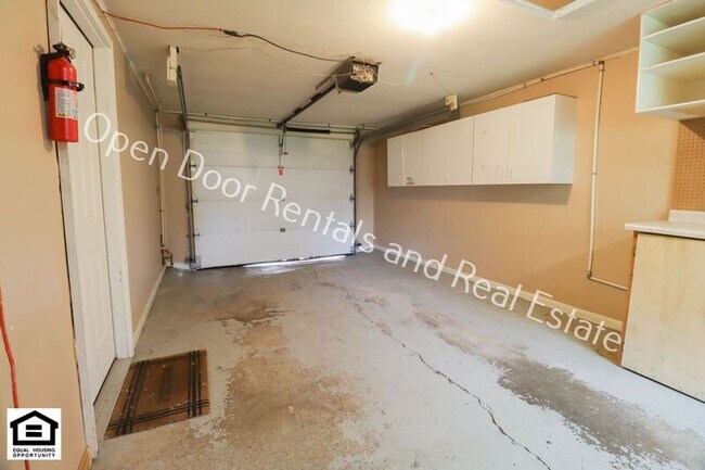 Building Photo - 6436 Midfield Dr