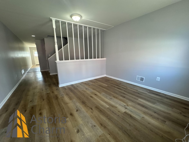Building Photo - Updated 2 Bedroom Home with Modern Kitchen