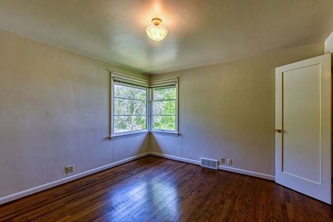 Building Photo - Laurelhurst Home