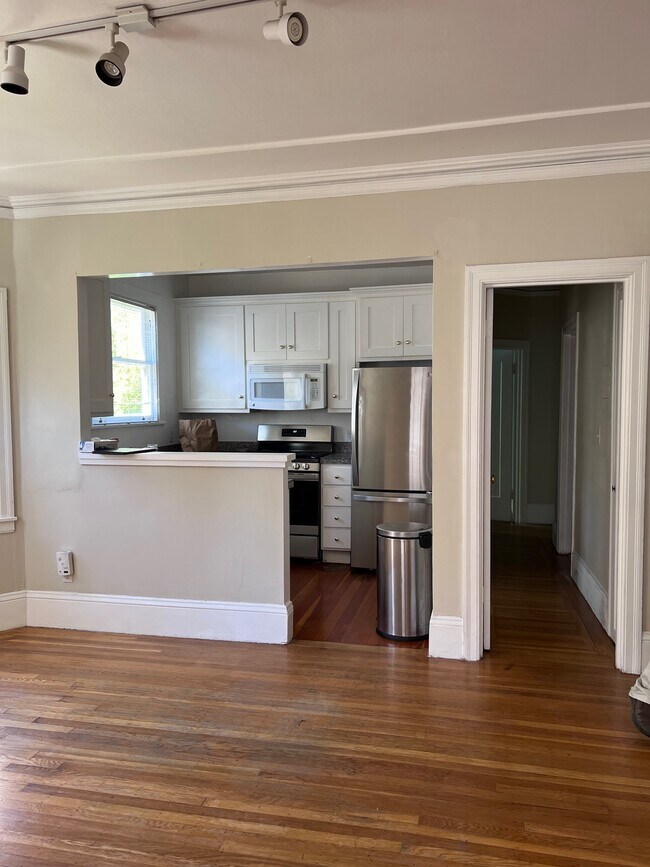 Building Photo - 476 Weldon Ave