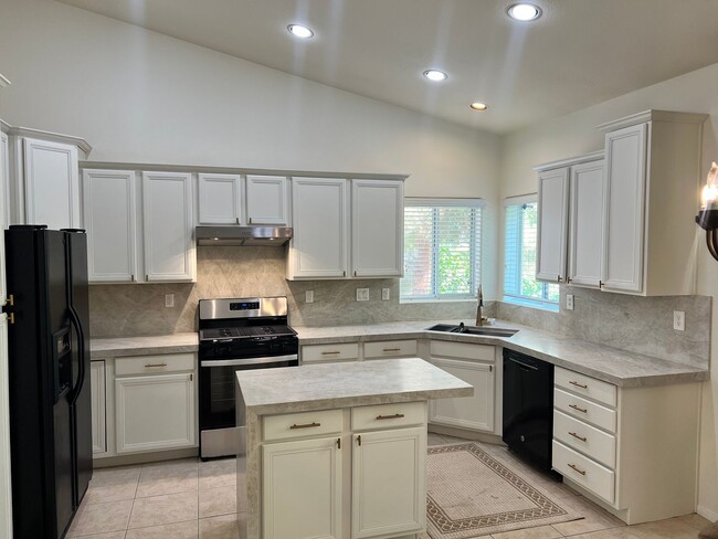 Building Photo - Electric and Solar included in rent
