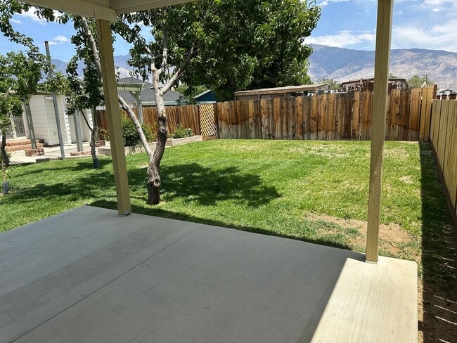 Building Photo - Beautifully landscaped home with modern up...