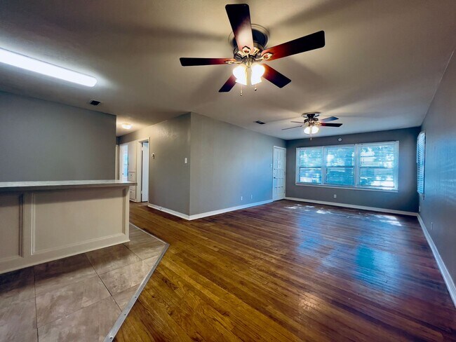 Building Photo - MOVE-IN SPECIAL: Recently Remodeled 3/2/1