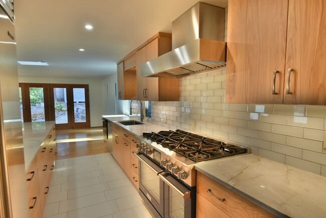 Building Photo - 5Bd/1.75Ba Mountlake Terrace House