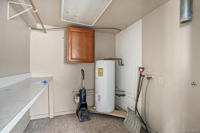 Building Photo - 492 Black Meadow Rd