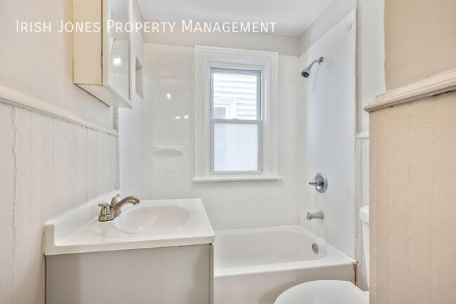 Building Photo - 105 Howell St