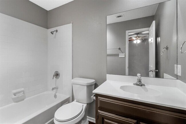 Building Photo - 808 Custer St