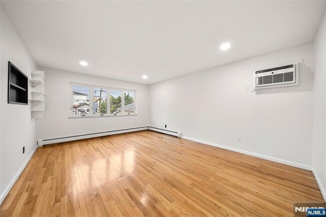 Building Photo - 209 8th St