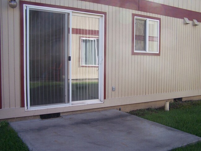 Building Photo - Lower Level 2 Bed/1 Bath Apartment Near St...