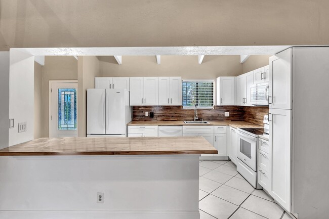 Building Photo - 2433 Southridge Rd