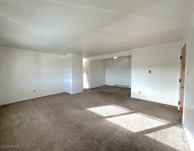 Building Photo - 405 Colonial Dr