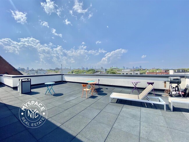 Primary Photo - 312 Devoe St