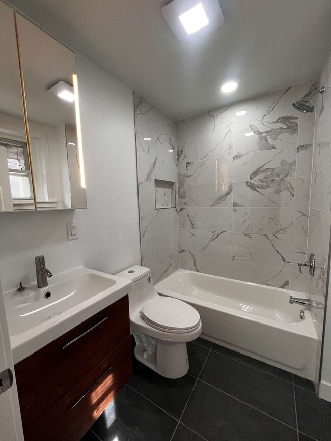 Building Photo - Beautiful bi-level apartment located at 84...